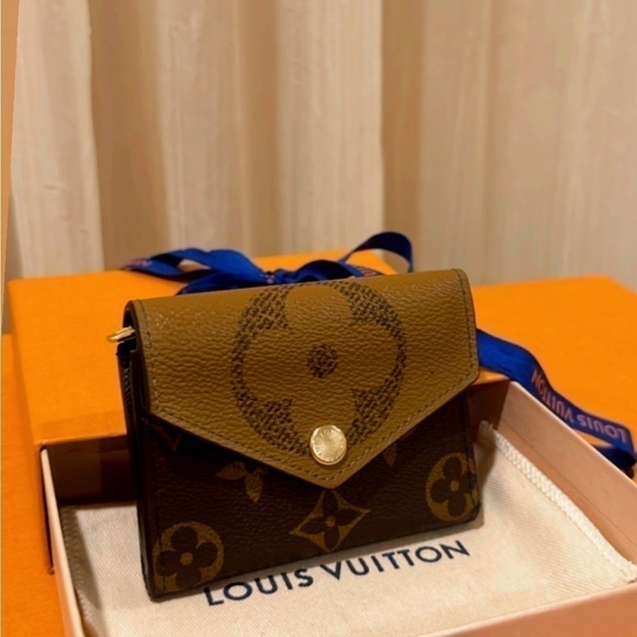 💯% Authentic Louis Vuitton Zoé wallet ✨ - Picture 3 of 15
